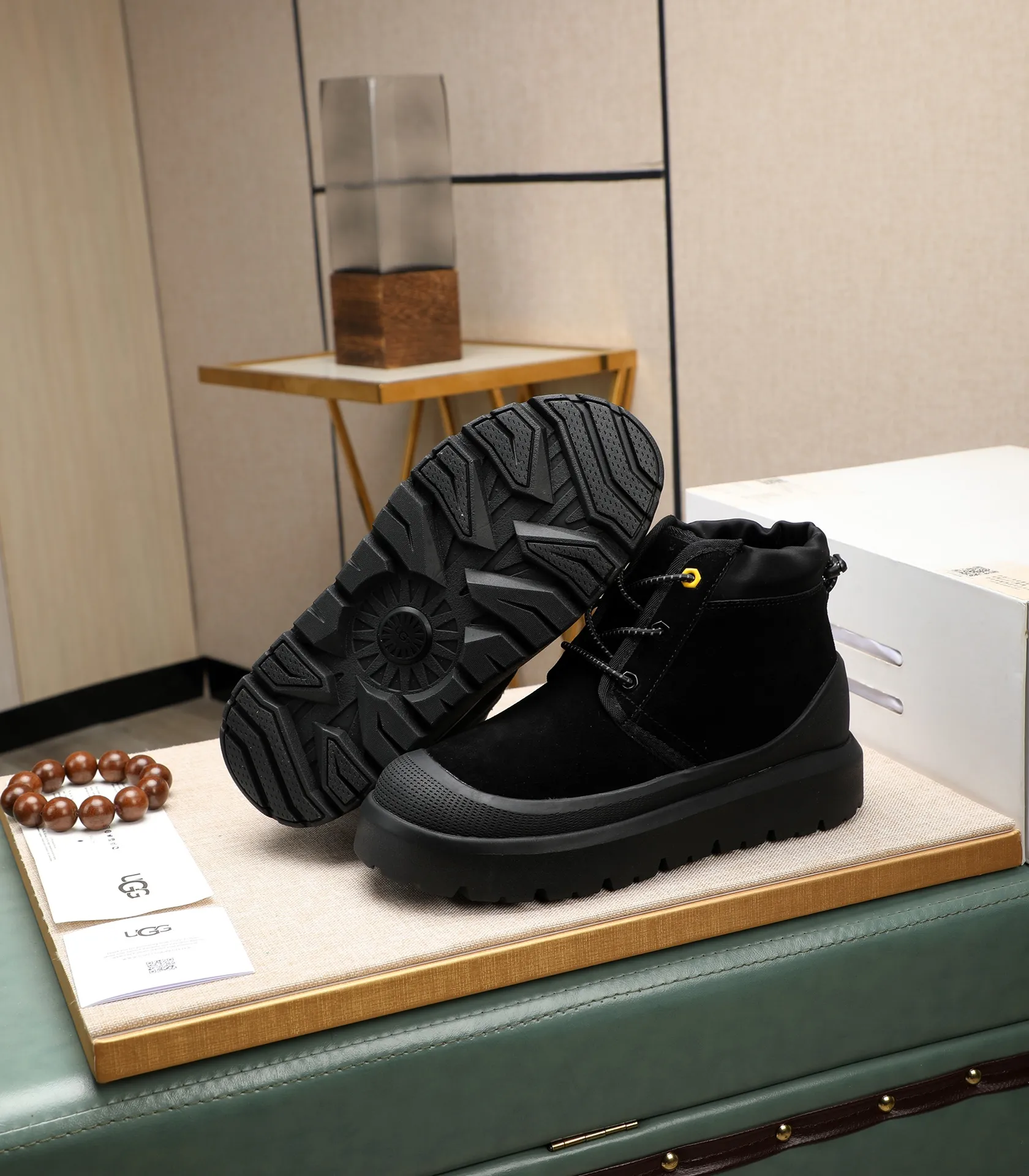 Men's shoes 💰580 (same style for men and women) Please pay attention to the quality of the original order and compare the thickness of the wool 🏮🏮The popular UGG is from Australia's warm luxury brand men's shoes, the official website is synchronized, Beckham men's style..., made of imported first-layer waxed cowhide, waxed toe cap, Australian real wool velvet lining Carefully sewn...Imported rubber Martin boots outsoles (comfortable, soft and wear-resistant). I really like the quality..Exquisite workmanship. You won't be able to put it down at first sight. Sizes 35-44
